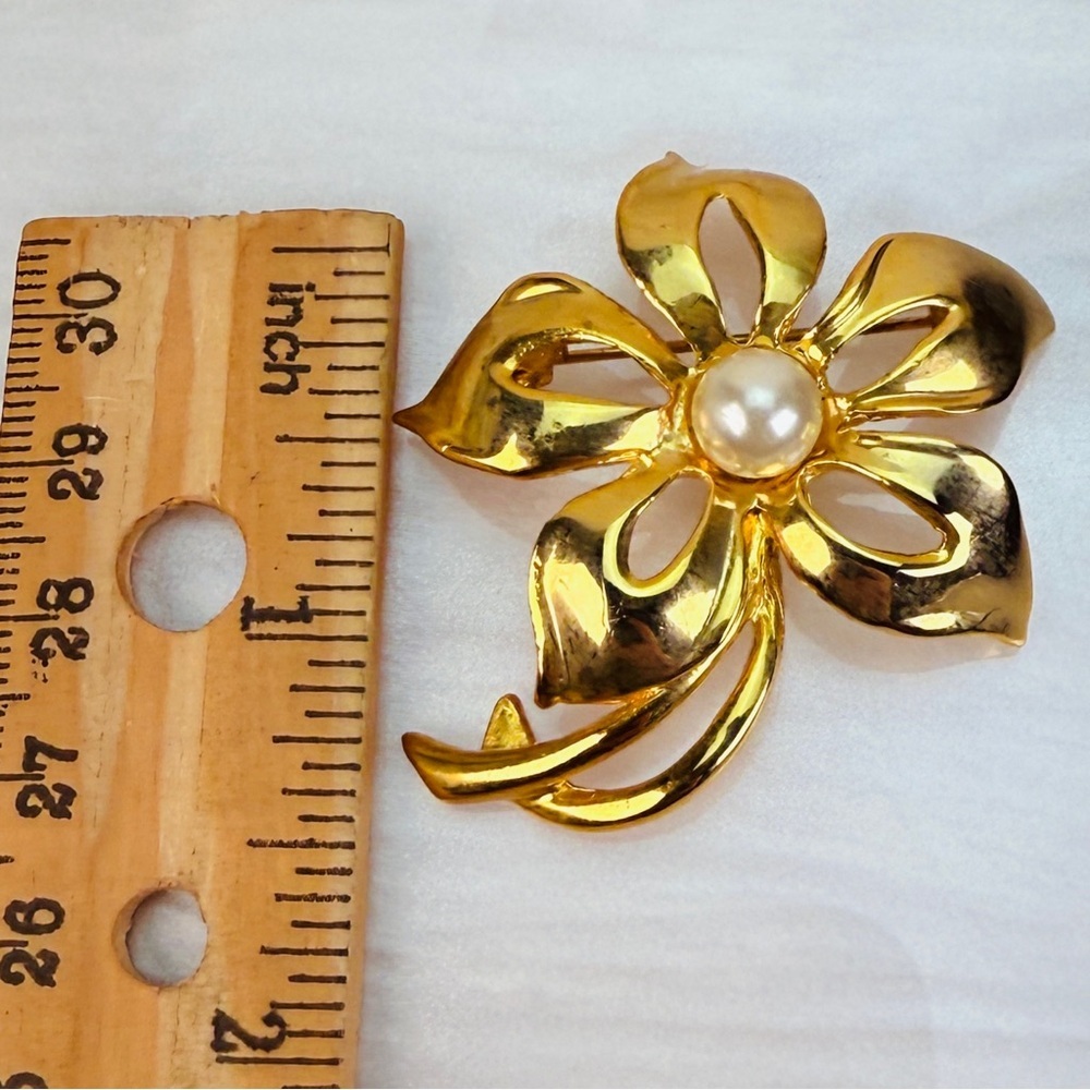 Vintage goldtone with faux pearl flower brooch pin - Picture 6 of 7